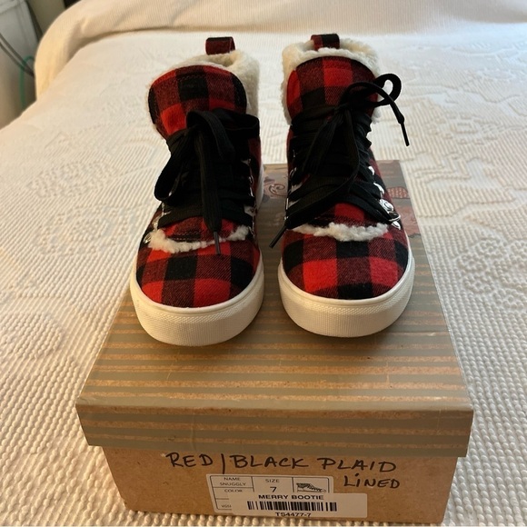 Very G Snuggly red and black plaid flannel boots with faux fur. Size 7. - Picture 1 of 11